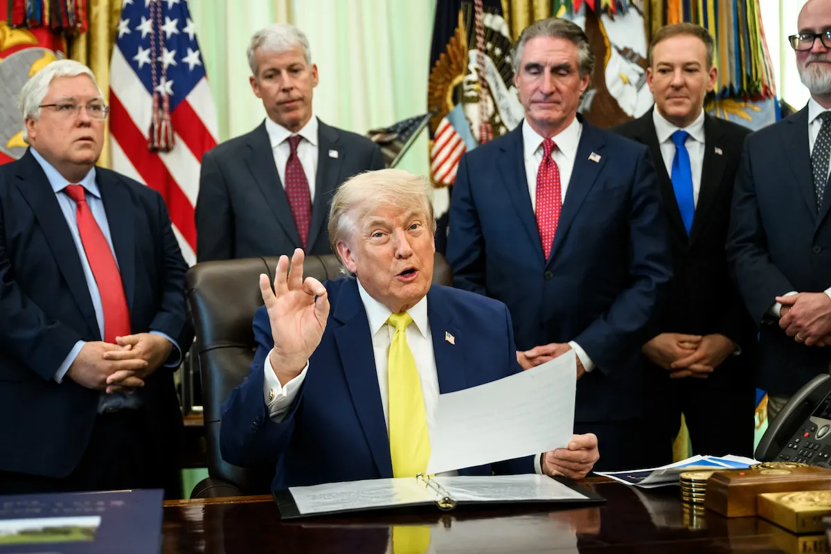 Strâmtoarea și Umbra Bombei: Cum a Sfârșit Primul Război al lui Trump